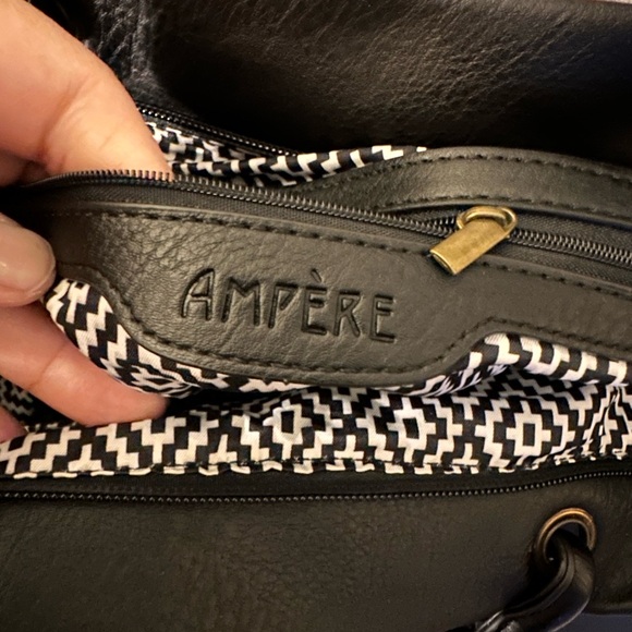 Chic Black Leather Tote Bag - Picture 4 of 9